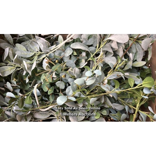 8112 - EX-DISPLAY EDINBURGH LEAF DISPLAY PIECES / SEE IMAGES