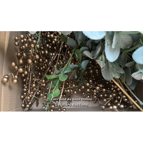 8112 - EX-DISPLAY EDINBURGH LEAF DISPLAY PIECES / SEE IMAGES