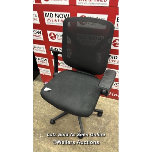 4618 - TRUE INNOVATIONS MESH OFFICE CHAIR WITH FLIP UP ARMS / SIGNS OF USE / P1