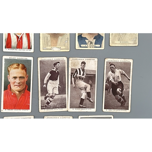 35 - Assorted 1930's football cigarette cards and sport related cards / AN20