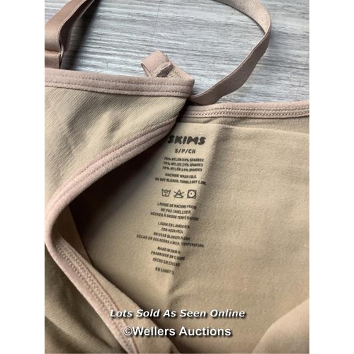 8122 - SKIMS SEAMLESS SCULPT OPEN BUST BUTT ENHANCING BODY SUIT / NEW / S / SIENNA / RRP: 78 / G60