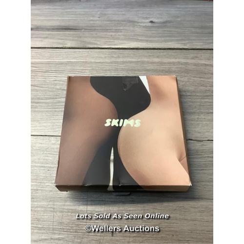 8122 - SKIMS SEAMLESS SCULPT OPEN BUST BUTT ENHANCING BODY SUIT / NEW / S / SIENNA / RRP: 78 / G60