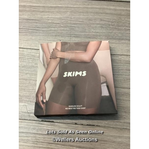 8126 - SKIMS SEAMLESS SCULPT MID THIGH SHORT / XS / SAND / NEW / RRP: 36 / G60