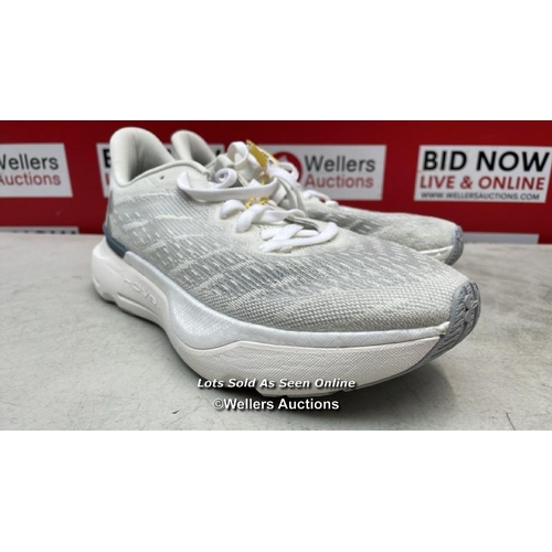 8160 - UNDER ARMOUR INFINITE PRO COOL DOWN TRAINERS / UK 7.5 / MINOR IMPERFECTION ON LEFT FOOT / G64