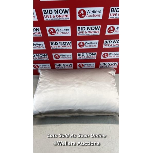 8194 - DANIEL JAMES FURNISHINGS SET OF CUSHIONS  / APPEARS NEW / SEE IMAGES  / G68