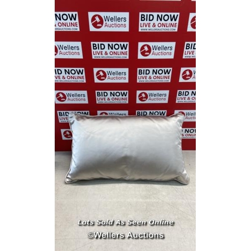 8194 - DANIEL JAMES FURNISHINGS SET OF CUSHIONS  / APPEARS NEW / SEE IMAGES  / G68