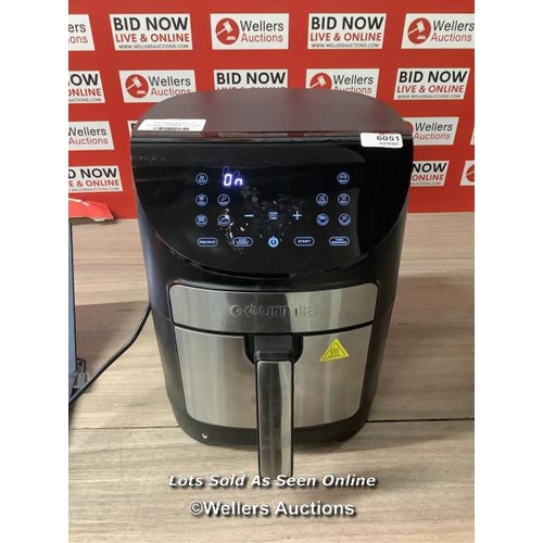 6051 - GOURMIA 6.7L DIGITIAL AIR FRYER / SIGNS OF USE/POWERS UP / E4