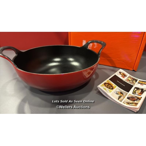 8101 - LE CREUSET ENAMELLED CAST IRON BALTI DISH, 24 CM, CERISE, 20142240600460 / APPEARS NEW, OPEN BOX / S... 