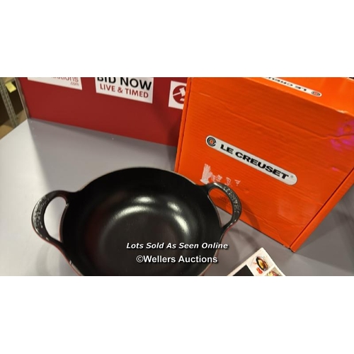8101 - LE CREUSET ENAMELLED CAST IRON BALTI DISH, 24 CM, CERISE, 20142240600460 / APPEARS NEW, OPEN BOX / S... 