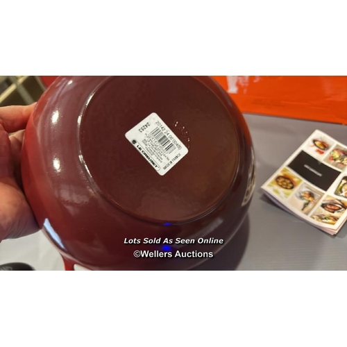 8101 - LE CREUSET ENAMELLED CAST IRON BALTI DISH, 24 CM, CERISE, 20142240600460 / APPEARS NEW, OPEN BOX / S... 