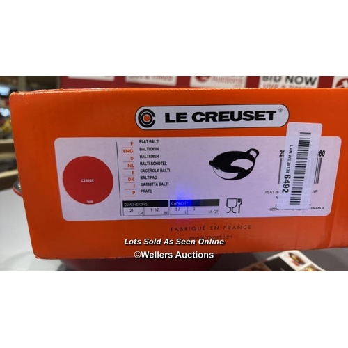 8101 - LE CREUSET ENAMELLED CAST IRON BALTI DISH, 24 CM, CERISE, 20142240600460 / APPEARS NEW, OPEN BOX / S... 