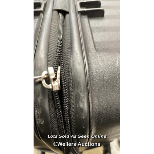 8238 - AMERICAN TOURISTER JETDRIVER LARGE 4 WHEEL SPINNER CASE / ZIP DAMAGED SEE IMAGES / C21