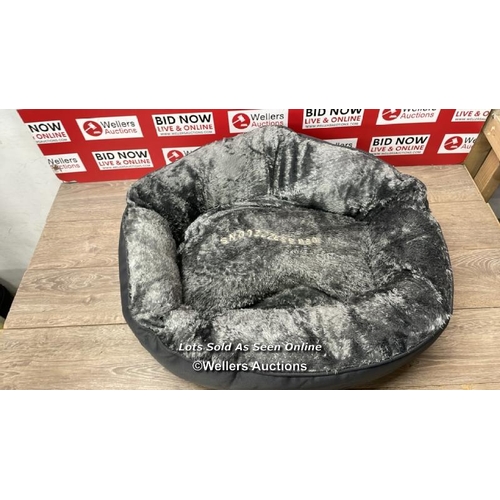 8241 - SNOOZZZEEE DELUXE LUXURY DONUT PET BED, 20.3CM X 63.5CM / SIGNS OF USE / SEE IMAGES / C42