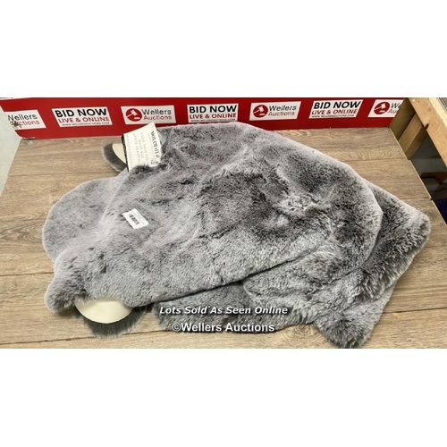 8266 - MON CHATEAU FAUX FUR QUAD RUG - 70.8X43.3  / APPEARS NEW WITH TAG / C33