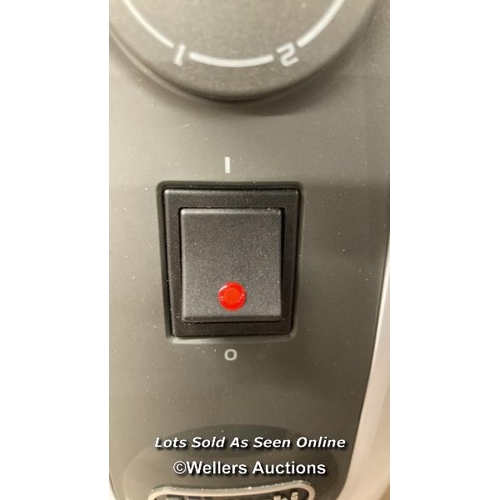 8275 - DELONGHI TRNS0808M 800W OIL FILLED SMALL RADIATOR / POWERS UP / MINIMAL SIGNS OF USE / C6