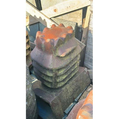 1392 - X3 Assorted vented chimney pots incl. X2 ridge pots, measures approx 58cm H