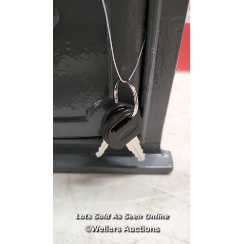 9078 - RRP: 50.99 - BRAMBLY COTTAGE IRON WALL MOUNTED LETTER BOX / SEE IMAGES / BOX NOT FULLY CHECKED / A24