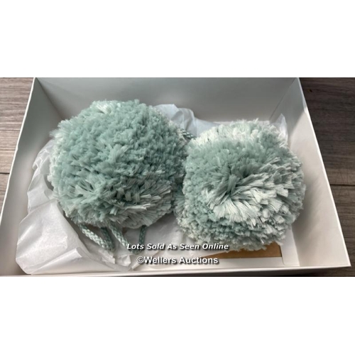 8011 - RRP: 13.00 - MINI CAMP POM POMS / LIGHT MINT / APPEARS NEW / S37