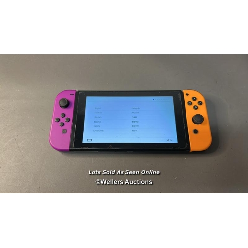 9604 - NINTENDO SWITCH / MODEL: HAC-001 INC. CONTROLLERS (ORANGE AND PINK)/ SN: XAJ70070900722