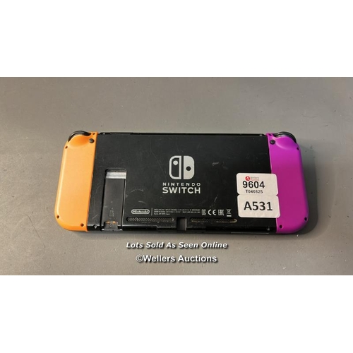 9604 - NINTENDO SWITCH / MODEL: HAC-001 INC. CONTROLLERS (ORANGE AND PINK)/ SN: XAJ70070900722