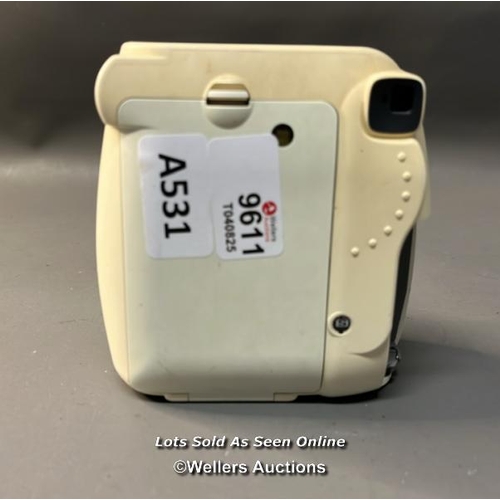 9611 - CAMERA FUGIFILM INTAX / MODEL: MINI 8 - BATTERY COVER MISSING