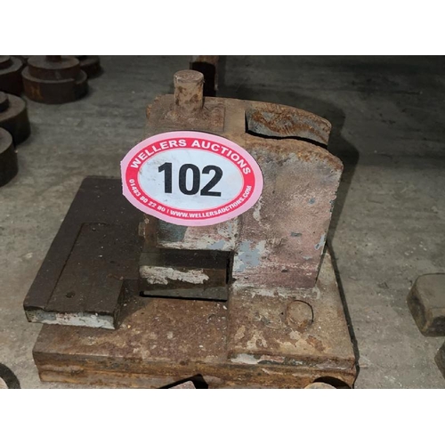 102 - CORNER NOTCHER