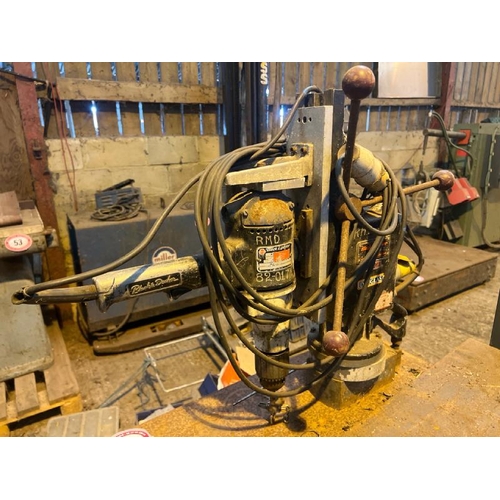 115 - BLACK AND DECKER SD0057 MAG DRILL