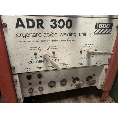 61 - BOC ADR 300BARGONARC AC/DC TIG WELDER WITH FOOT PEDAL