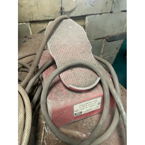 61 - BOC ADR 300BARGONARC AC/DC TIG WELDER WITH FOOT PEDAL