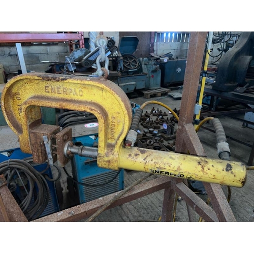 97 - ENERPAC HYDRAULIC 10 TONNE PRESS AND PUNCH WITH ASSOCIATED ITEMS