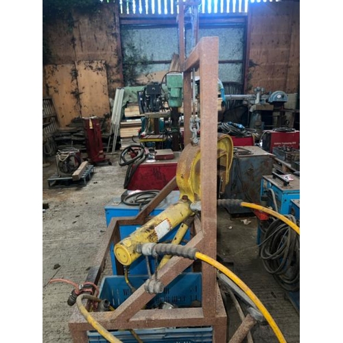97 - ENERPAC HYDRAULIC 10 TONNE PRESS AND PUNCH WITH ASSOCIATED ITEMS