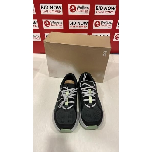 8299 - NEW ON RUNNING CLOUD RUNNER 2 WIDE TRAINERS, UK 10 / VIEW, BID AND BUY IN THE ROOM, THEN TAKE AWAY T... 