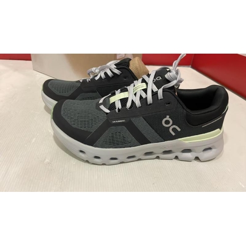 8299 - NEW ON RUNNING CLOUD RUNNER 2 WIDE TRAINERS, UK 10 / VIEW, BID AND BUY IN THE ROOM, THEN TAKE AWAY T... 