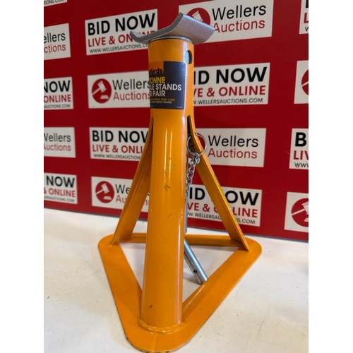 7066 - PAIR OF 2 TONNE AXLE STANDS