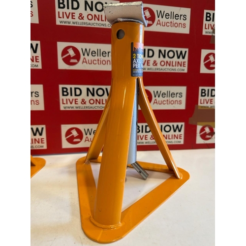 7066 - PAIR OF 2 TONNE AXLE STANDS