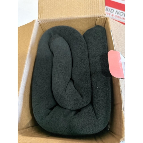 7084 - STAYSNUG HEATED SHAWL, NEW