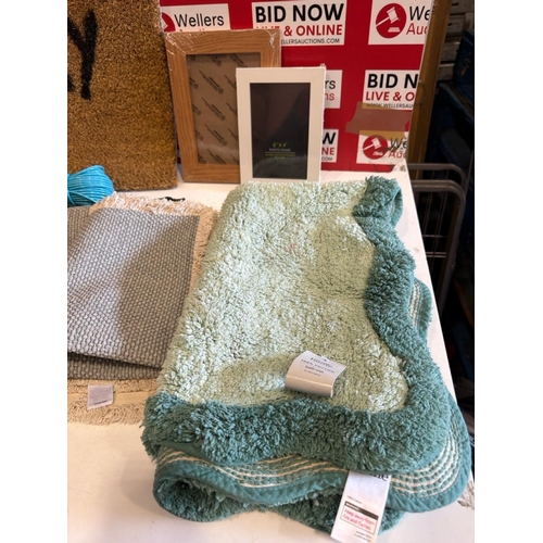 7089 - BAG OF ASSORTED HOMEWARE ITEMS INCL.CLING FILM DISPENSER & SCISSOR ACTION CLEAVER