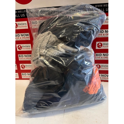 7095 - BAG OF X13 GENTS PRE-OWNED CLOTHING INCL. BENCH