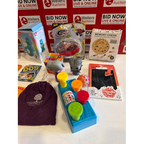 7098 - BAG OF MIXED TOYS INC. NEW PICTORUED IN SEQUINS FLORA