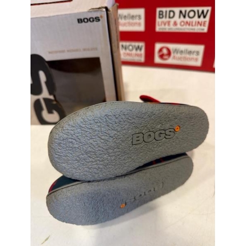 8006 - BOGS WARERPROOF BOOTS, CHILDRENS, UK 9, NEW