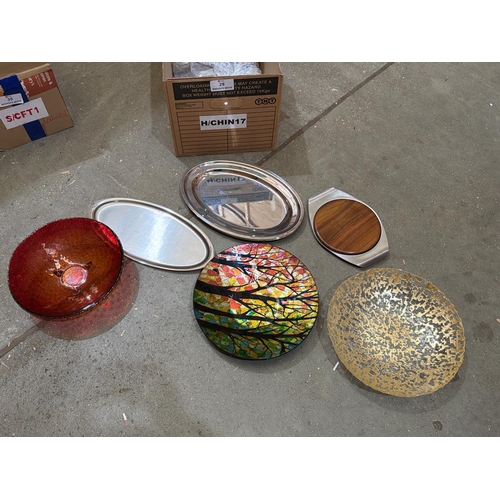 29 - Glass serving dishes and metal trays / BM000023