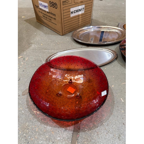 29 - Glass serving dishes and metal trays / BM000023