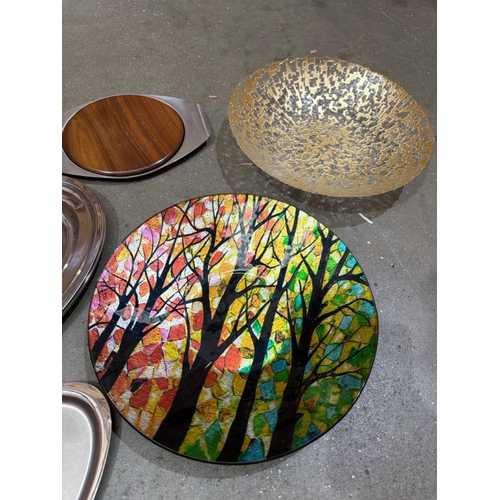 29 - Glass serving dishes and metal trays / BM000023