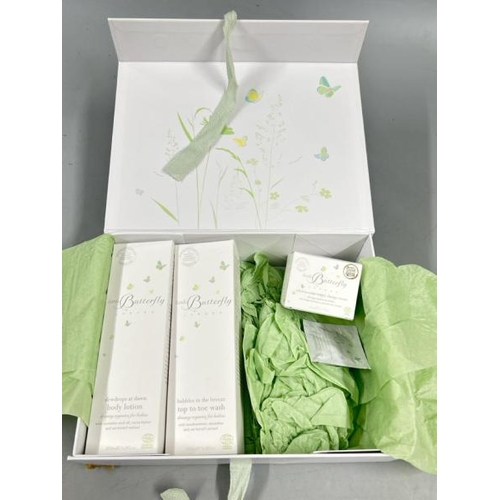 8091 - LITTLE BUTTERFLY LONDON KIDS BABY GIFT SET / RRP: 89.95