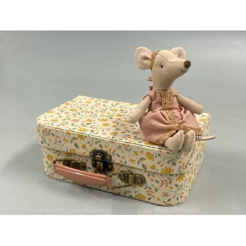 8094 - X2 MAILEG INCL. SUIT CASE & MOUSE PRINCESS