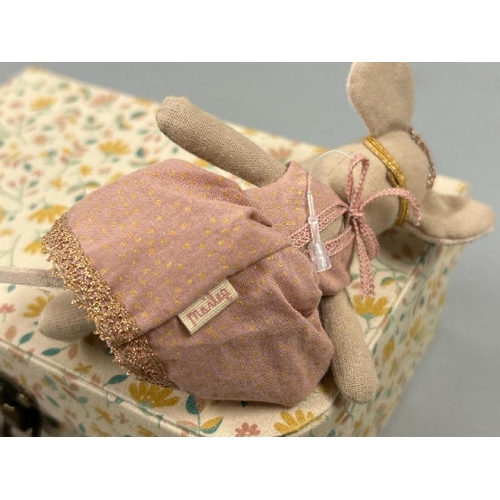 8094 - X2 MAILEG INCL. SUIT CASE & MOUSE PRINCESS