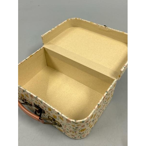 8094 - X2 MAILEG INCL. SUIT CASE & MOUSE PRINCESS