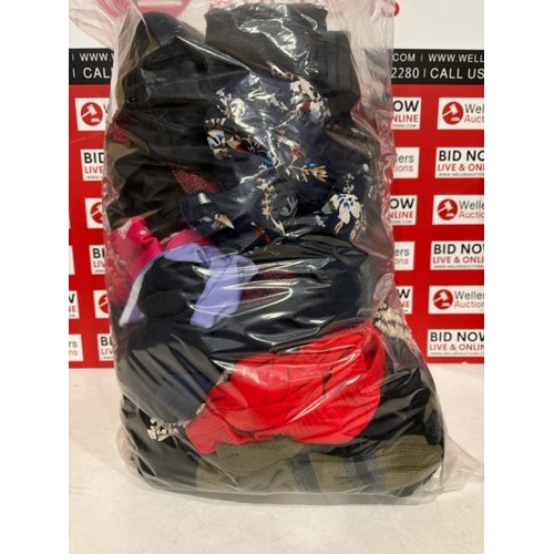 7023 - PRE-OWNED LADIES CLOTHING INC. LIPSY, LOVE ROSES