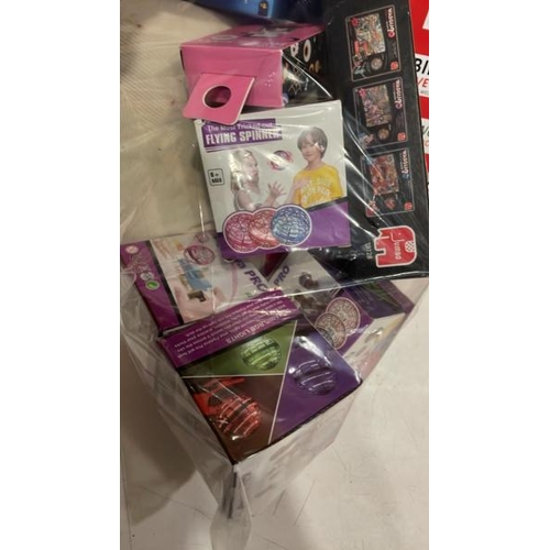 3001 - BAG OF TOYS INCL. FLYING SPINNERS, PUZZLE, BUILDING BLOCKS, ETC