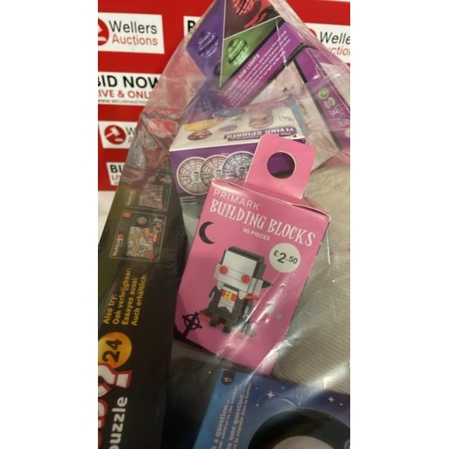 3001 - BAG OF TOYS INCL. FLYING SPINNERS, PUZZLE, BUILDING BLOCKS, ETC